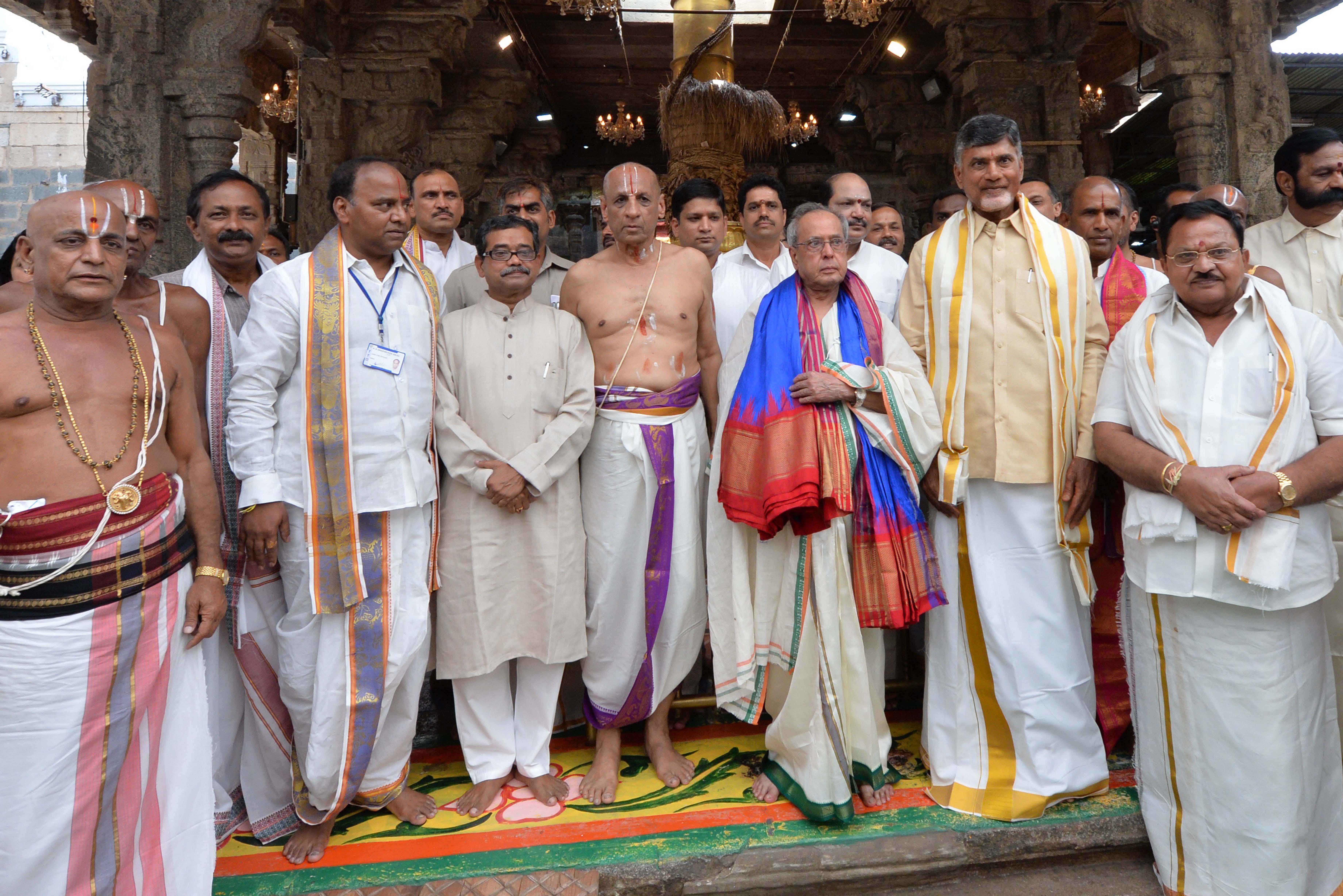 भारत के राष्ट्रपति, श्री प्रणब मुखर्जी 1 जुलाई, 2015 को, तिरुपति में भगवान वेंकटेश्वर मंदिर में दर्शन करते हुए। चित्र में तेलंगाना और आंध्र प्रदेश के राज्यपाल,श्री ई.एस.एल. नरसिम्हन तथा आंध्र प्रदेश के मुख्य मंत्री, श्री एन. चंद्रबाबू नायडू भी दिखाई दे रह