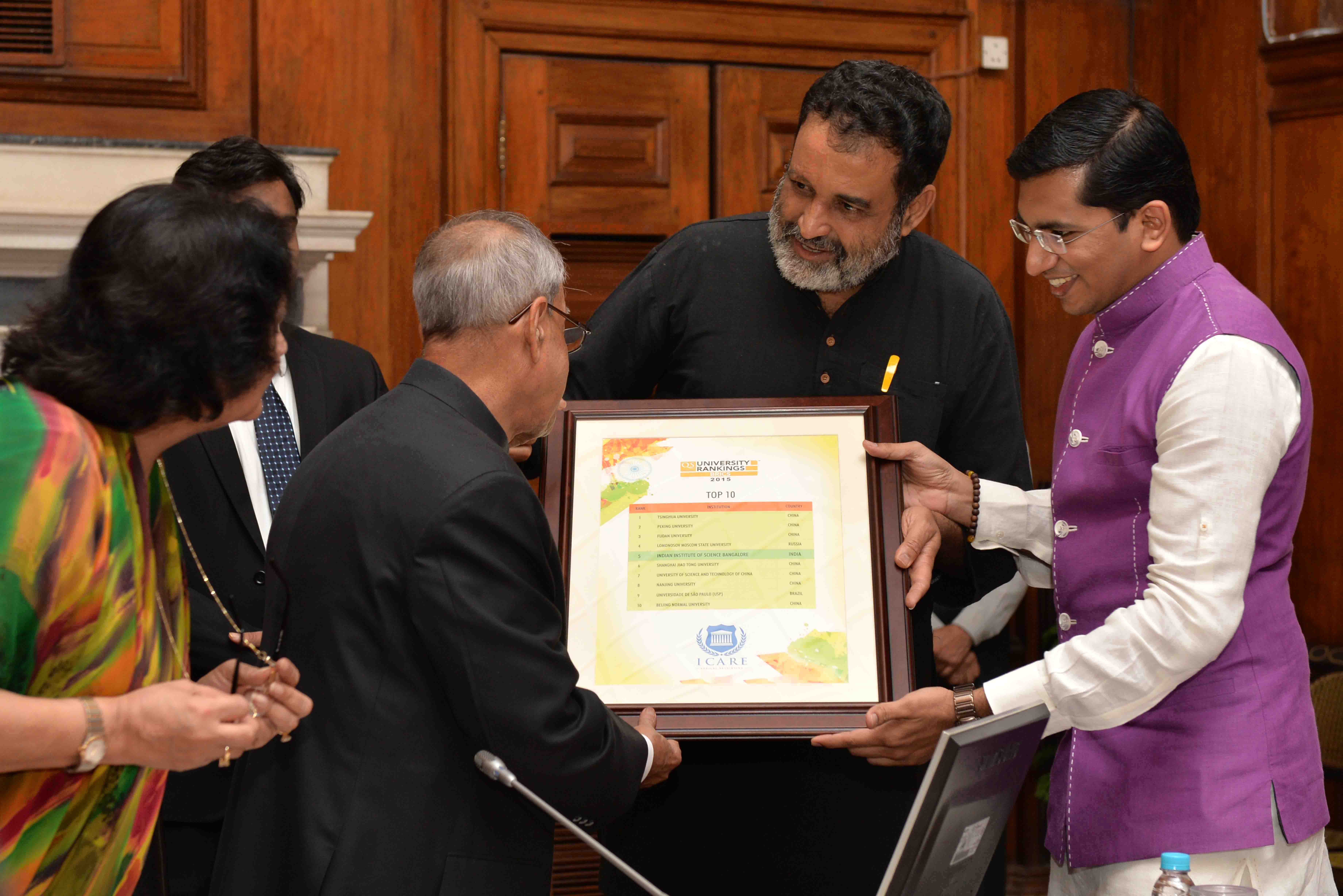 भारत के राष्ट्रपति, श्री प्रणब मुखर्जी 11 जुलाई 2015 को,राष्ट्रपति भवन में इंडियन सेंटर फॉर एकेडेमिक रैंकिंग्स एंड ऐक्सीलेंस के अध्यक्ष, श्री टी वी महनदास पई से ''क्यू एस ब्रिक्स यूनिवर्सिटीज़ रैंकिंग 2015" की प्रथम प्रति प्राप्त करते हुए