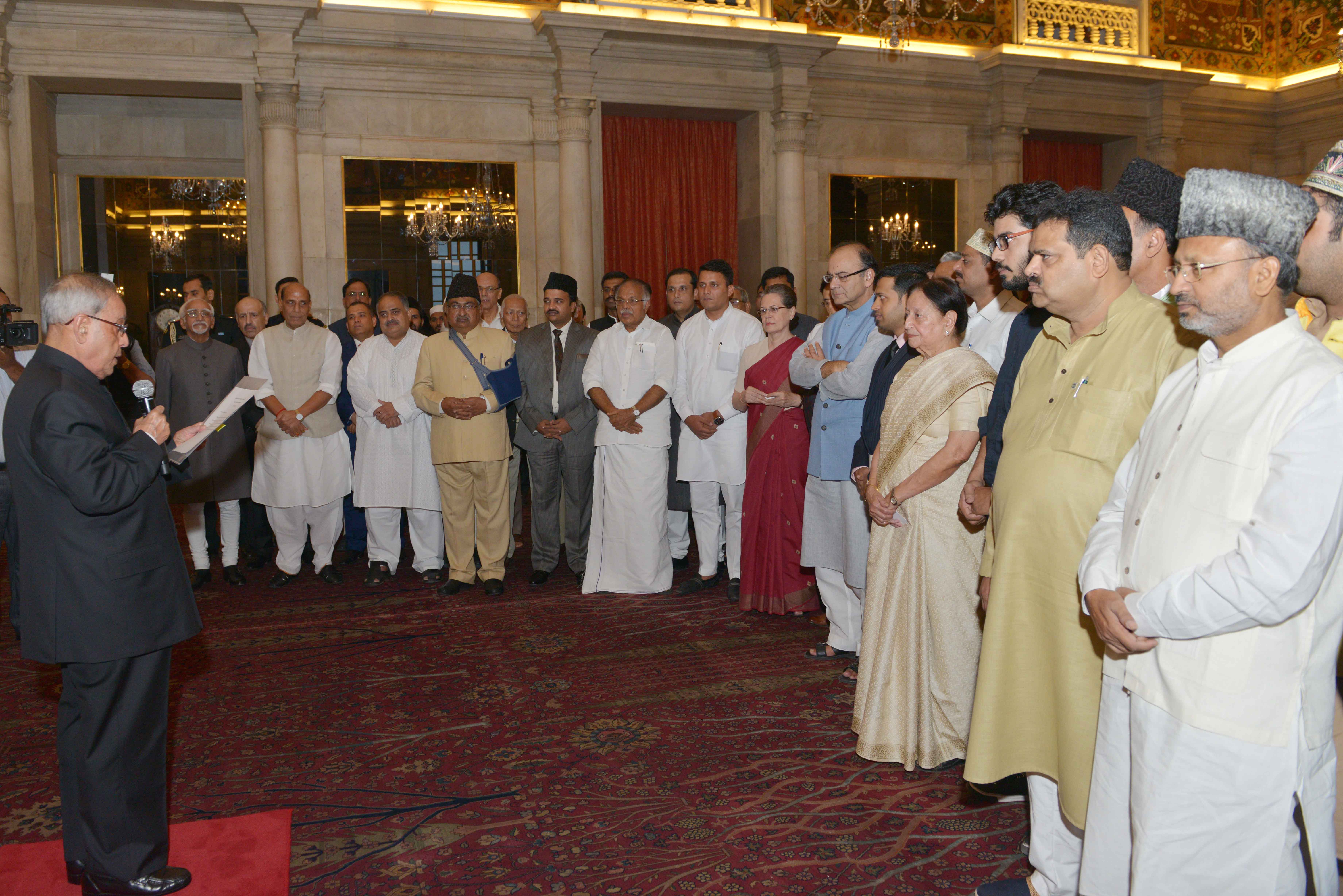 भारत के राष्ट्रपति, श्री प्रणब मुखर्जी 15 जुलाई 2015 को, राष्ट्रपति भवन में ईद -उल- फ़ितर के मौके पर इफ़्तार की दावत में शिरकत करते हुए