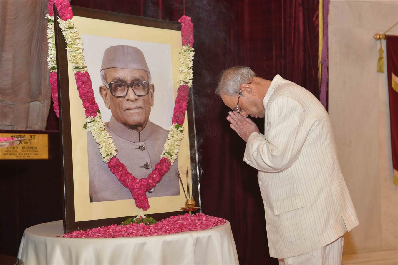 भारत के राष्ट्रपति, श्री प्रणब मुखर्जी 19 मई, 2016 को राष्ट्रपति भवन में भारत के पूर्व राष्ट्रपति, श्री नीलम संजीव रेड्डी के जन्मदिवस के अवसर पर उनके चित्र पर पुष्पांजलि अर्पित करते हुए। 