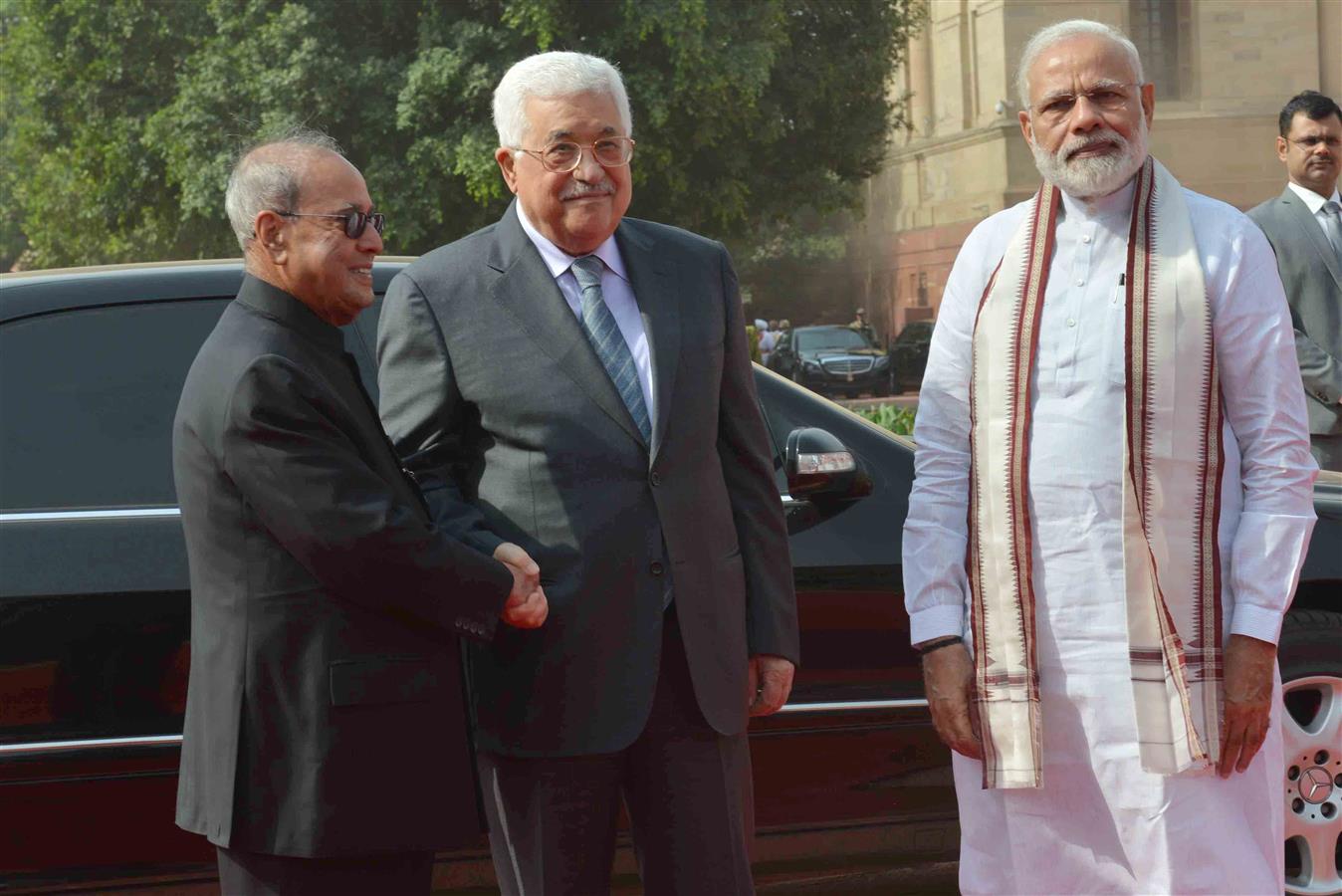 The President of India, Shri Pranab Mukherjee receiving the President of the State of Palestine, H.E. Mr. Mahmoud Abbas during his Ceremonial Reception at the Forecourt of Rashtrapati Bhavan on May 16, 2017. Also seen is the Prime Minister of India, Shri