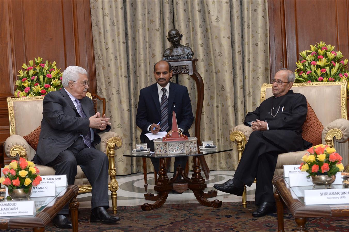 The President of the State of Palestine, H.E. Mr. Mahmoud Abbas calling on the President of India, Shri Pranab Mukherjee at Rashtrapati Bhavan on May 16, 2017.