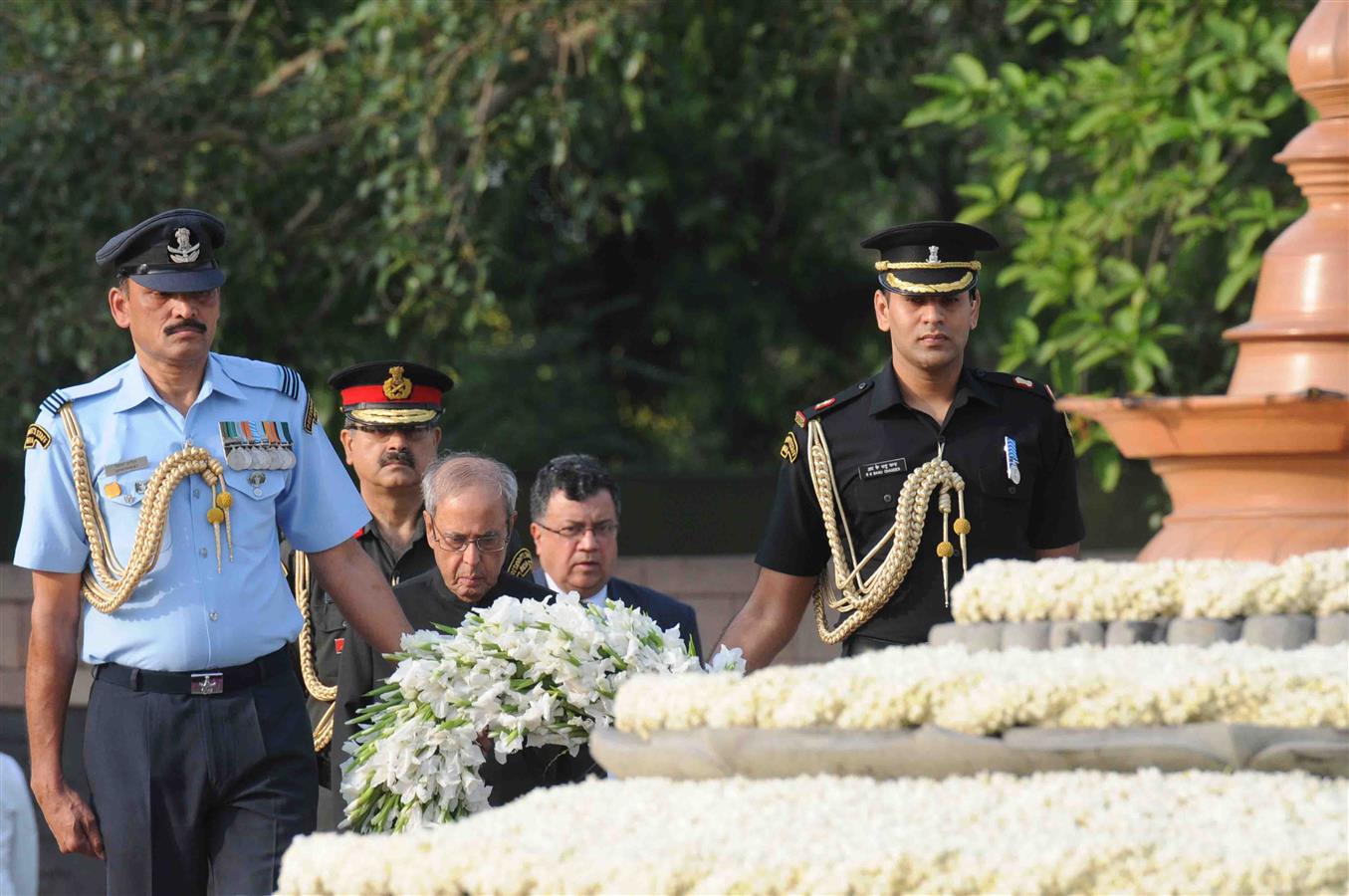 भारत के राष्ट्रपति, श्री प्रणब मुखर्जी 21 मई, 2016 को भारत के पूर्व प्रधानमंत्री स्व. श्री राजीव गांधी को उनकी 25वीं पुण्य तिथि पर वीरभूमि में श्रद्धांजलि अर्पित करते हुए। 