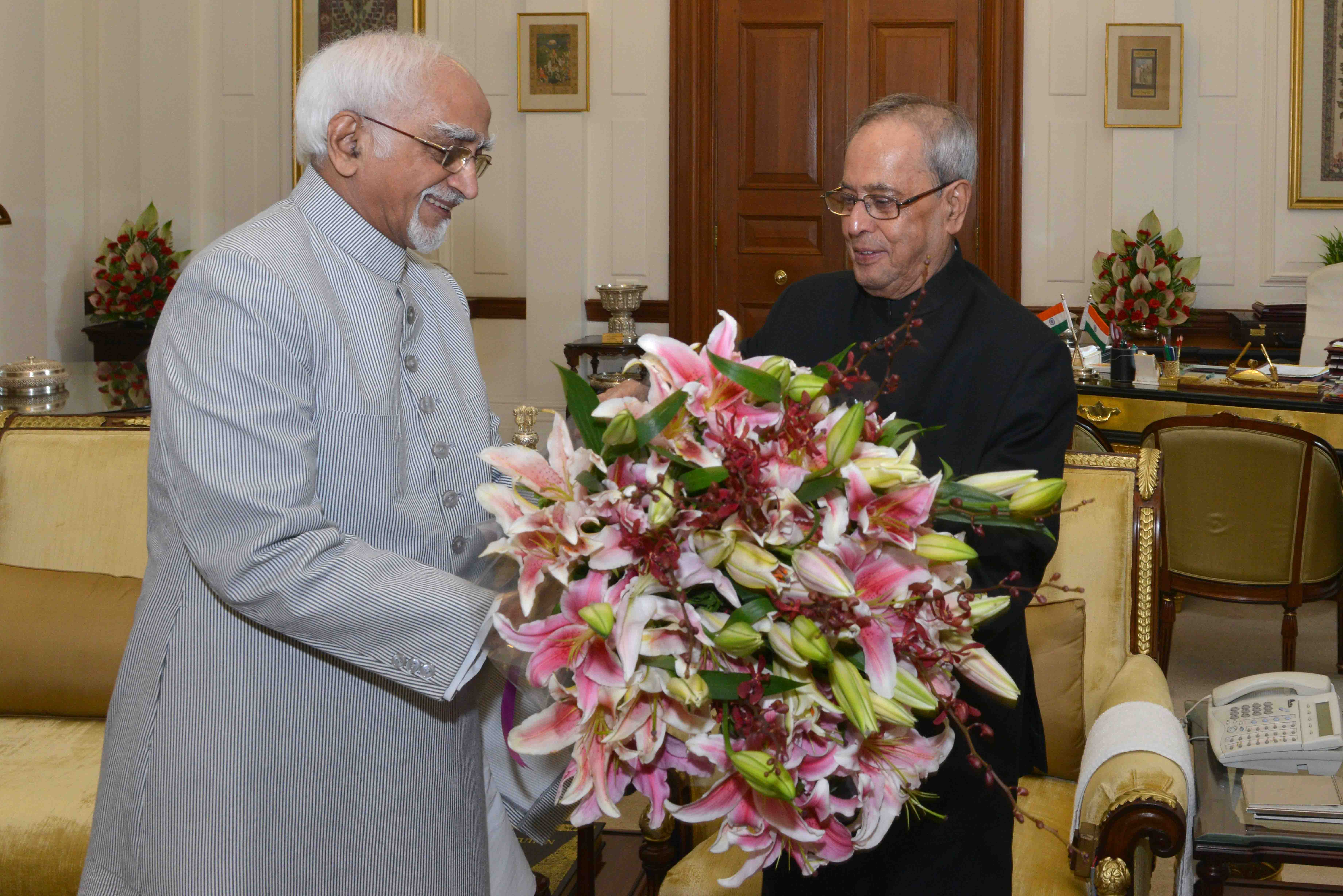 भारत के उपराष्ट्रपति, श्री मोहम्मद हामिद अंसारी 25 जुलाई 2015 को, भारत के राष्ट्रपति, श्री प्रणब मुखर्जी से राष्ट्रपति भवन में भेंट करते हुए।