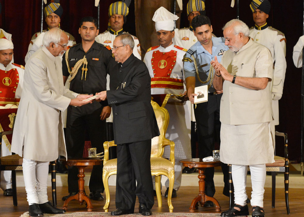 भारत के राष्ट्रपति, श्री प्रणब मुखर्जी 25 जुलाई 2014 को, राष्ट्रपति भवन, नई दिल्ली में, भारत के उपराष्ट्रपति, श्री हामिद अंसारी से राष्ट्रपति जी के उद्धरण के संकलन ‘थॉट्स एंड ऱिफ्लेक्शन्स’ की प्रथम प्रति प्राप्त करते हुए। चित्र में भारत के प्रधानमंत्री, 