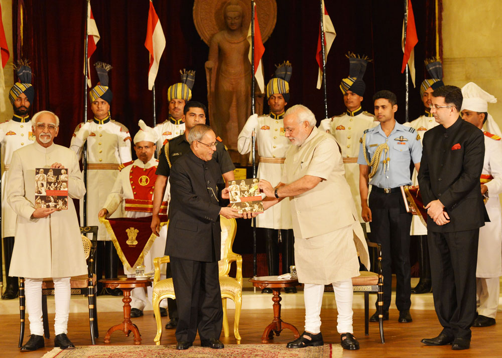 भारत के राष्ट्रपति, श्री प्रणब मुखर्जी 25 जुलाई 2014 को, राष्ट्रपति भवन, नई दिल्ली में भारत के प्रधानमंत्री, श्री नरेन्द्र मोदी से ‘इंद्रधनुष’ की प्रथम प्रति प्राप्त करते हुए। चित्र में भारत के उपराष्ट्रपति, श्री हामिद अंसारी भी दिखाई दे रहे हैं। 