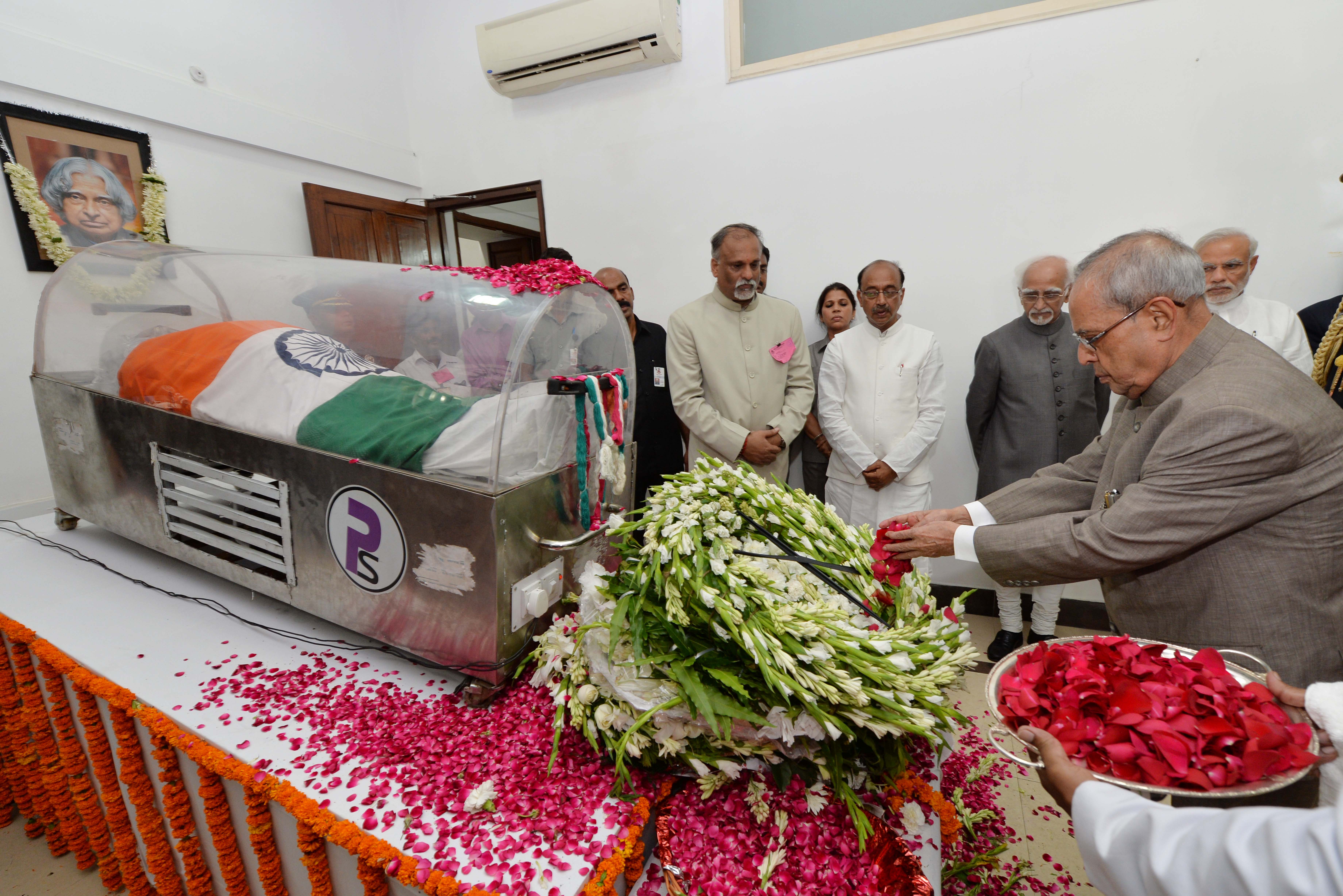 The President of India, Shri Pranab Mukherjee laying wreath on the mortal remains of the Former President of India, Dr. APJ Abdul Kalam at Rajaji Marg in New Delhi on July 28, 2015.