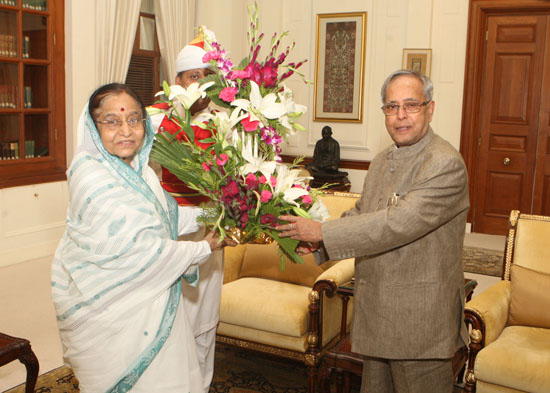 भारत की पूर्व राष्ट्रपति, श्रीमती प्रतिभा देवीसिंह पाटील 27 मई, 2013 को राष्ट्रपति भवन, नई दिल्ली में भारत के राष्ट्रपति, श्री प्रणब मुखर्जी से मुलाकात करते हुए।