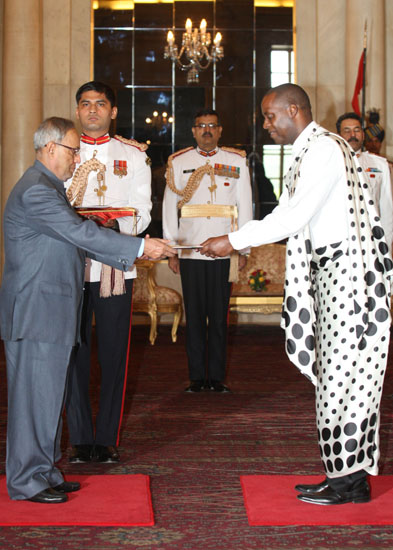 The High Commissioner of the Republic of Rwanda, His Excellency Mr. Ernest Rwamucyo presenting his credentials to the President of India, Shri Pranab Mukherjee at Rashtrapati Bhavan in New Delhi on May 28, 2013.