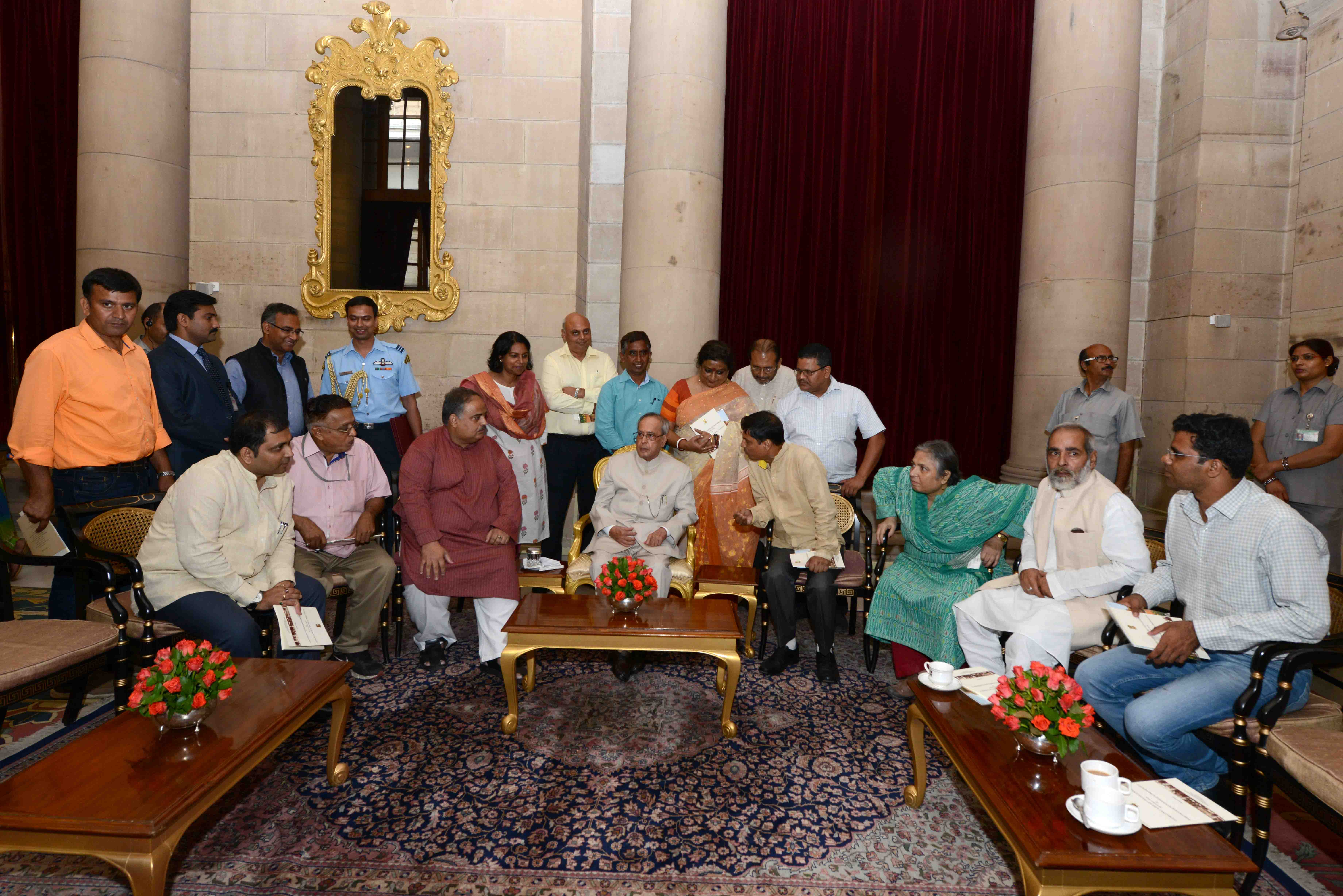 भारत के राष्ट्रपति, श्री प्रणब मुखर्जी 3 अगस्त, 2015 को राष्ट्रपति भवन में मीडिया कर्मियों से बातचीत करते हुए