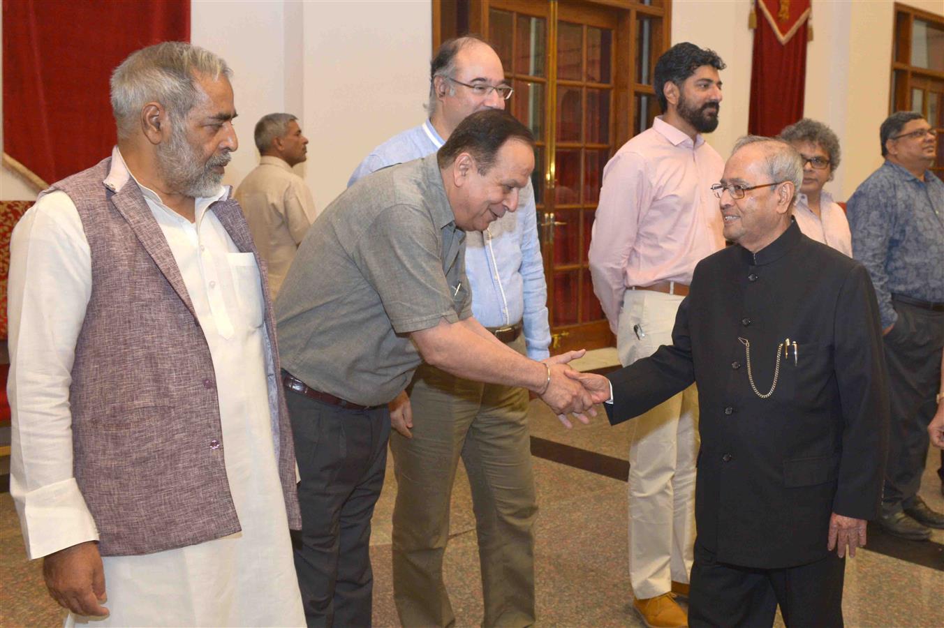 The President of India, Shri Pranab Mukherjee meeting the media personnel who accompanied the President on Domestic and Foreign visits as well as the media who cover Rashtrapati Bhavan at Rashtrapati Bhavan Cultural Centre on May 25, 2017.