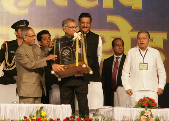 भारत के राष्ट्रपति, श्री प्रणब मुखर्जी का 1 जून, 2013 को लातूर, महाराष्ट्र में दयानंद शिक्षा समिति के स्वर्ण जयंती समारोहों के समापन कार्यक्रम के दौरान अभिनंदन किया गया।