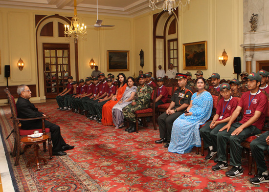 The President of India, Shri Pranab Mukherjee meeting the students from Kupwara district of Jammu and Kashmir who called-on him at Rashtrapati Bhavan in New Delhi on June 4, 2013. The children are in Delhi on an educational cum motivational tour of Amrits