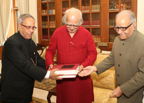 The President of India, Shri Pranab Mukherjee during Gurbani Reciatal on the occasion of the 545th birth anniversary of Guru Nanak Dev Ji at Rashtrapati Bhavan on November 17, 2013.Also seen is the Prime Minister of India, Dr. Manmohan Singh.