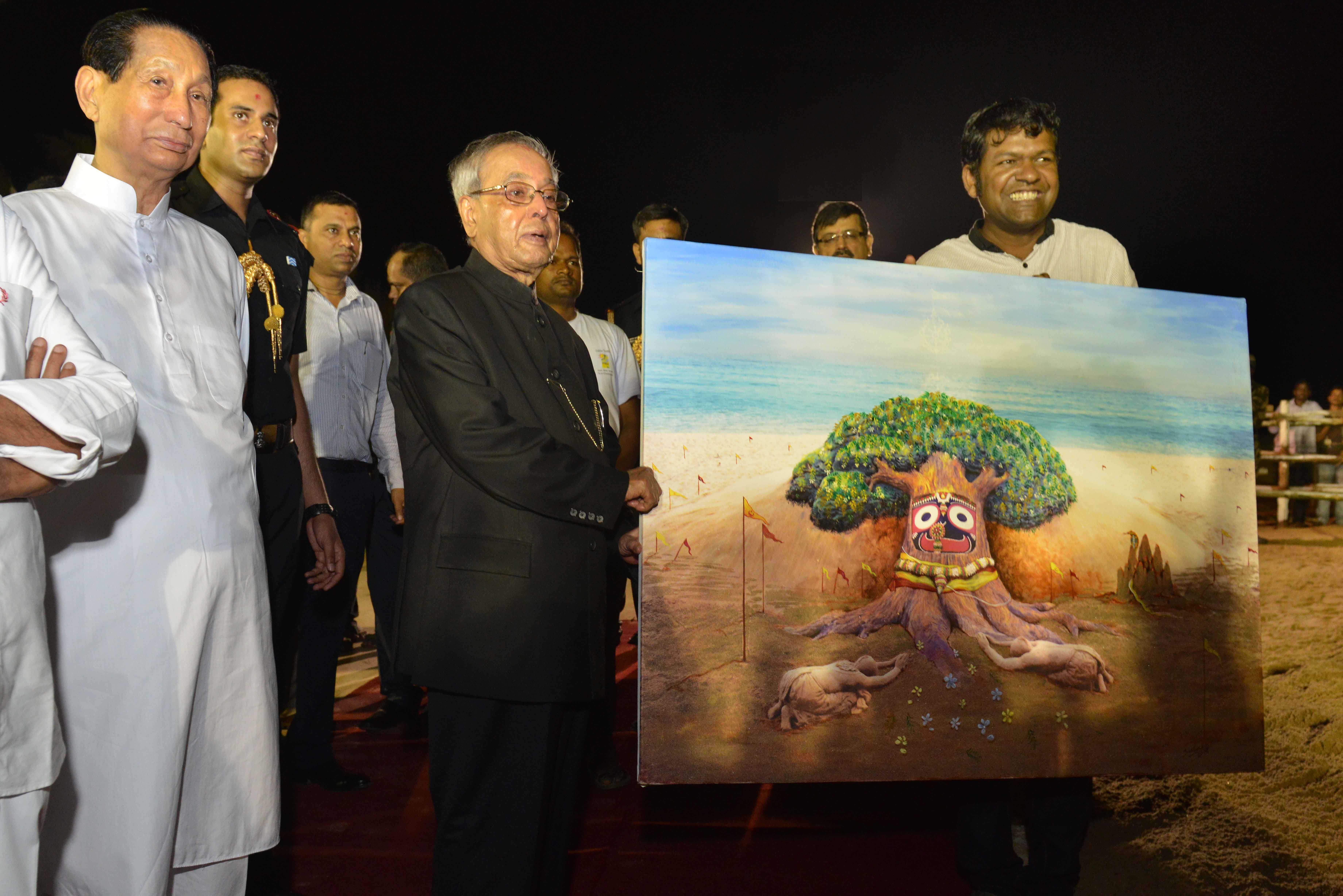 The President of India, Shri Pranab Mukherjee being presented a Sand Art Painting on Lord Jagannath (Nabakalebara) by Shri Sudarsan Pattnaik at Puri in Odisha on August 7, 2015.