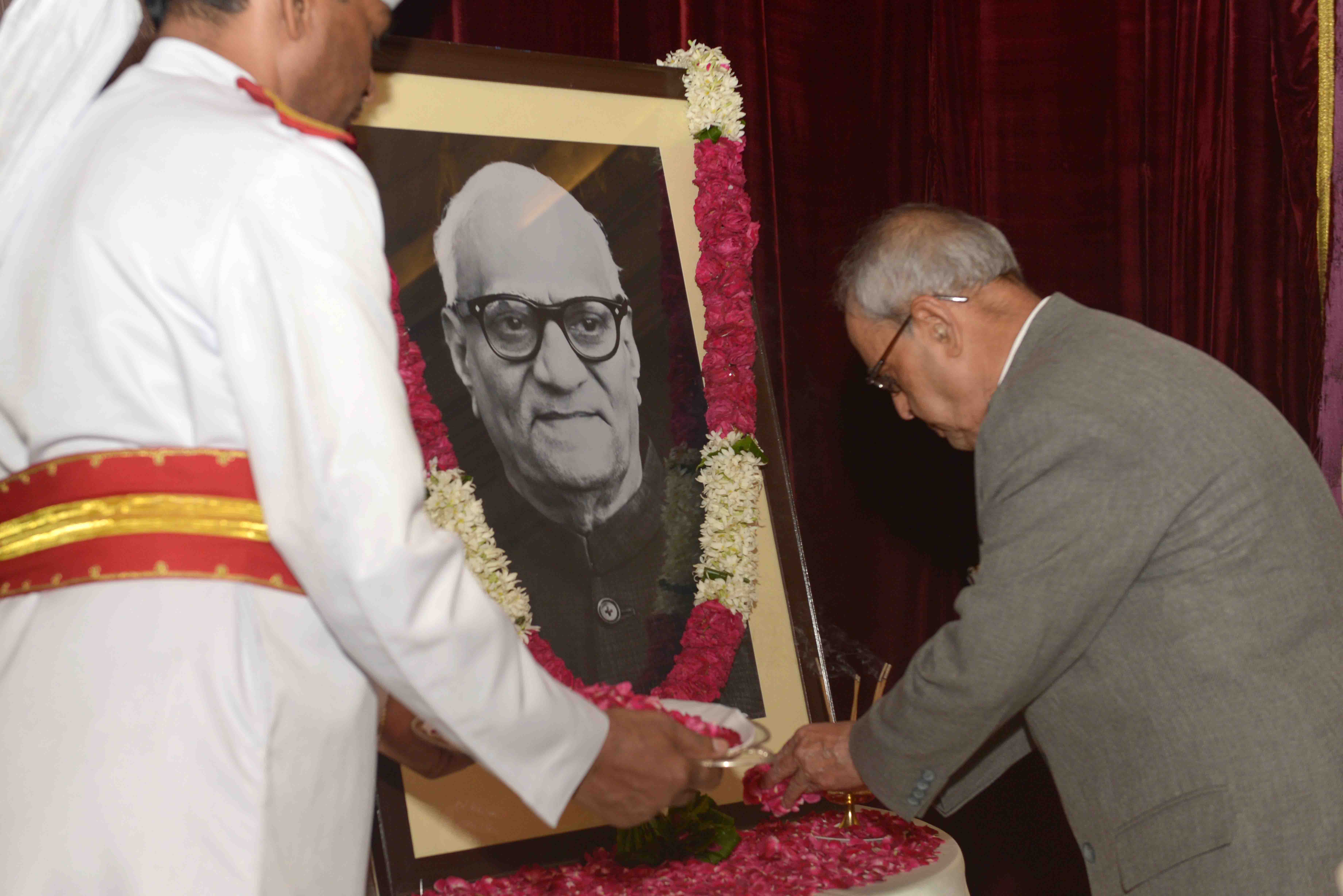 भारत के राष्ट्रपति, श्री प्रणब मुखर्जी 10 अगस्त 2015 को, भारत के पूर्व राष्ट्रपति, स्वर्गीय श्री वराहगिरी वेंकटगिरी की जन्म जयंती के अवसर पर उनके चित्र पर पुष्पांजलि अर्पित करते हुए।