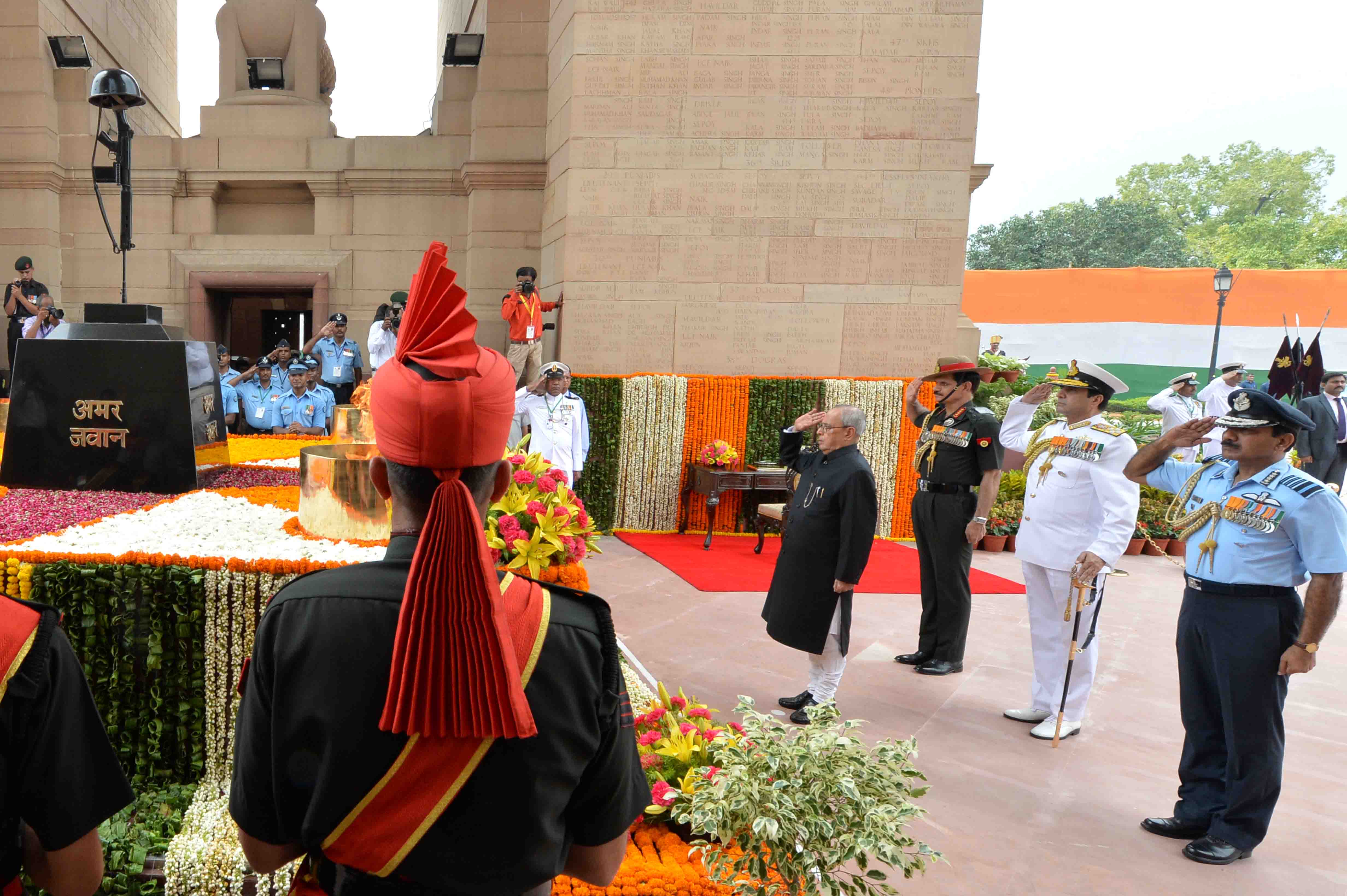 The President of India, Shri Pranab Mukherjee paying homage at the Amar Jawan Jyoti at India Gate on the occasion of 69th Independence Day in New Delhi on August 15, 2015.