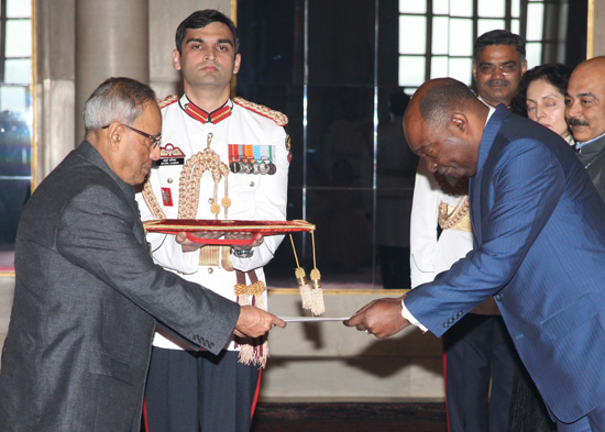 The Ambassador of Republic of Congo, H.E. Mr. Felix Ngoma presenting his credentials to the President of India, Shri Pranab Mukherjee at Rashtrapati Bhavan in New Delhi on November 8, 2012.