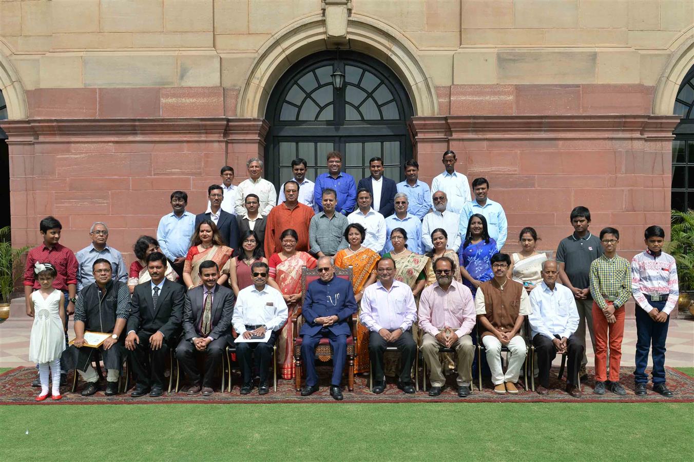 The President of India, Shri Pranab Mukherjee with the members of the World Wide (RKM) Alumni Association at Rashtrapati Bhavan on June 15, 2017.