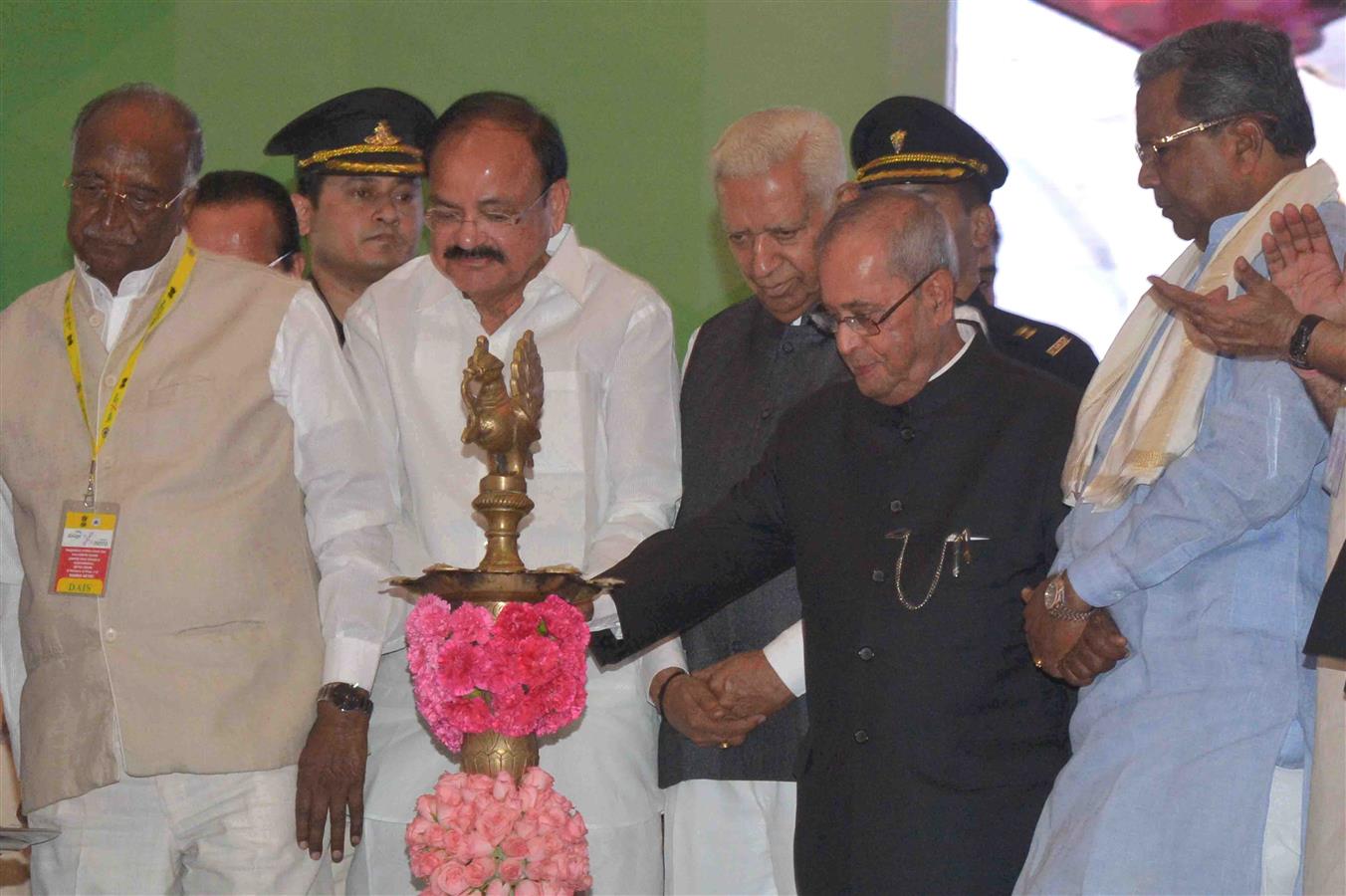 The President of India, Shri Pranab Mukherjee lighting the lamp at the dedication of the Metro Phase –I project to the people of Karnataka and Bengaluru at Bengaluru on June 17, 2017.