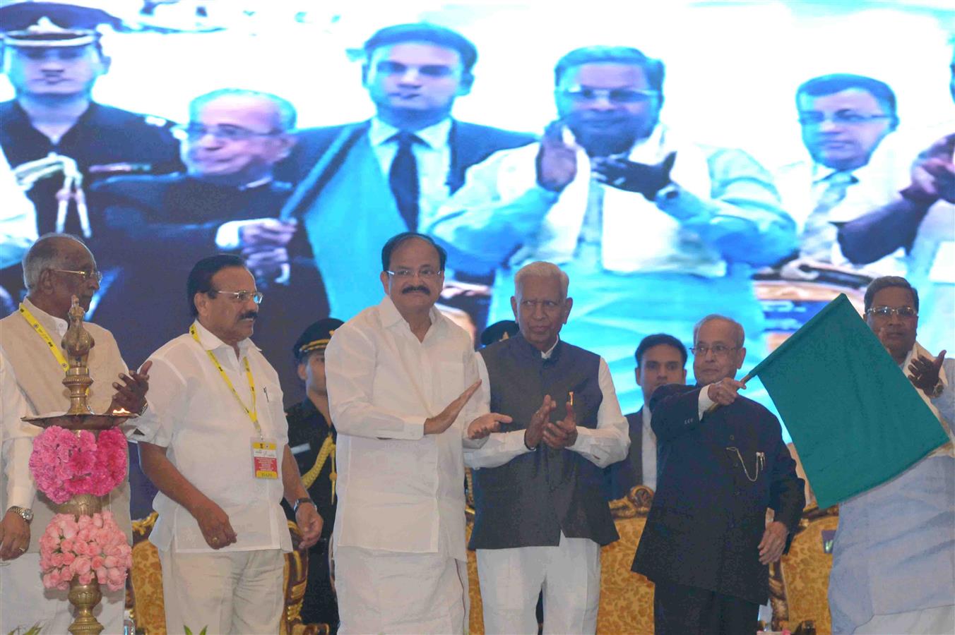 The President, Shri Pranab Mukherjee dedicating the Metro Phase-I Project to the people of Karnataka and Bengaluru by flagging off at Bengaluru in Karnataka on June 17, 2017.