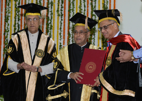 The President of India, Shri Pranab Mukherjee presenting Doctor of Science (Honoris Causa) to the Founder and Executive Chairman of the Board of Infosys Limited, Shri N.R. Narayana Murthy at the 45th Annual Convocation of IIT Kanpur in Uttar Pradesh on J