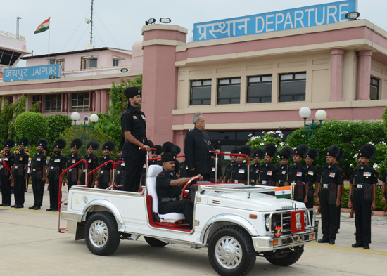 भारत के राष्ट्रपति, श्री प्रणब मुखर्जी 9 जुलाई, 2013 को, राजस्थान में जयपुर हवाई अड्डे पर आगमन पर अपने सम्मान में आयोजित सम्मान गारद का निरीक्षण करते हुए।