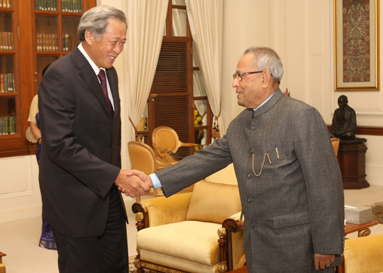 The Minister of Defence and Leader of the House of the Republic of Singapore, Dr. Ng Eng Hen calling on the President of India, Shri Pranab Mukherjee at Rashtrapati Bhavan in New Delhi on November 21, 2012.