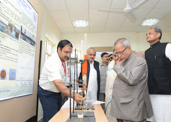 भारत के राष्ट्रपति, श्री प्रणब मुखर्जी 10 जुलाई, 2013 को राजस्थान में भारतीय प्रौद्योगिकी संस्थान, जोधपुर के नवान्वेषण तथा उद्भवन केंद्र का अवलोकन करते हुए। चित्र में राजस्थान की राज्यपाल, श्रीमती मार्ग्रेट अल्वा तथा राजस्थान के मुख्यमंत्री, श्री अशोक गहल