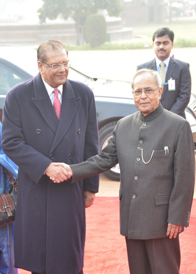 The President of India, Shri Pranab Mukherjee receiving the President of the Republic of Mauritius, H.E. Mr. Rajkeswur Purryag GCSK, GOSK on his Ceremonial Reception at the Forecourt of Rashtrapati Bhavan in New Delhi on January 04, 2013.