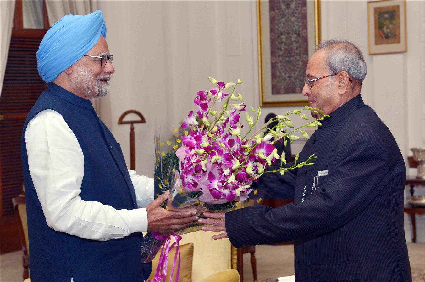 The President of India, Shri Pranab Mukherjee meeting with the Former Prime Minister of India, Dr.Manmohan Singh on the occasion of New Year at Rashtrapati Bhavan on January 1, 2016. 