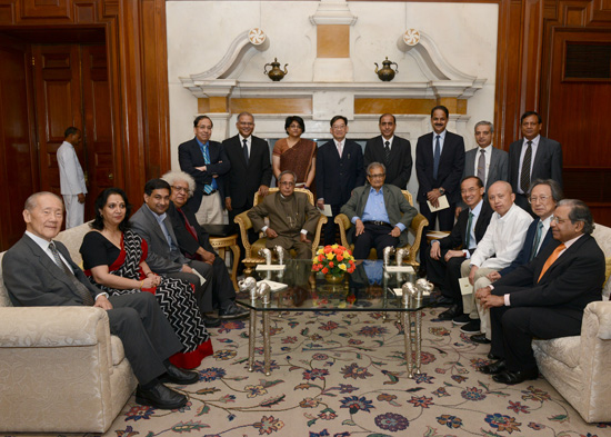 The President of India, Shri Pranab Mukherjee with the Board of Governors of Nalanda University at Rashtrapati Bhavan in New Delhi on July 20, 2013.