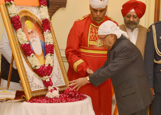 The President of India, Shri Pranab Mukherjee paying his respects to Guru Nanak Devji at the Gurubani Recital on the occasion of Guru Nanak Jayanti at Rashtrapati Bhavan on November 28, 2012.