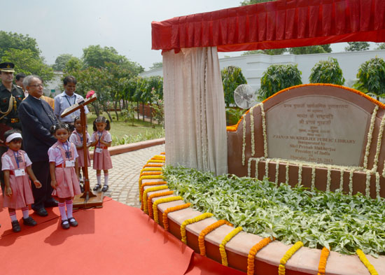 The President of India, Shri Pranab Mukherjee inaugurating the ‘Pranab Mukherjee Public Library’ for the residents of the Rashtrapati Bhavan at President's Estate in New Delhi on July 25, 2013.