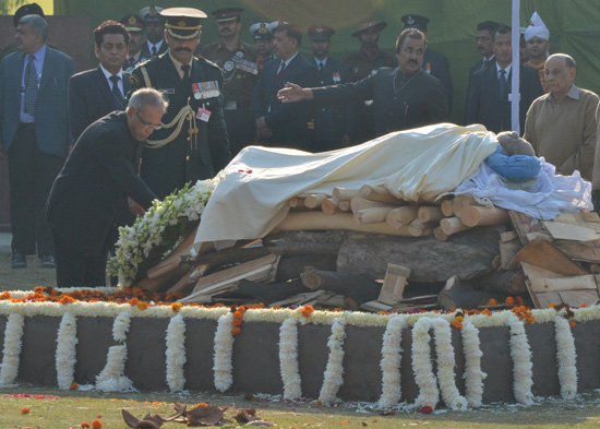 The President of India, Shri Pranab Mukherjee Laying Wreath to the Former Prime Minister of India, Late Shri I K Gujral at the Cremation Ceremony in New Delhi on December 1, 2012.