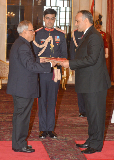 The Ambassador of the Libya, His Excellency Mr. Ali Abd-Al-Aziz-Isawi presenting his credentials to the President of India, Shri Pranab Mukherjee at Rashtrapati Bhavan in New Delhi on January 22, 2013.