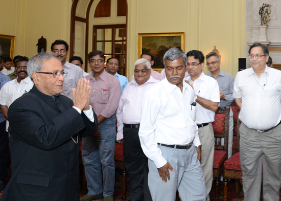 Council Members of Indian Statistical Institute (ISI), Kolkata calling-on the President of India, Shri Pranab Mukherjee at Rashtrapati Bhavan in New Delhi on July 27, 2013.