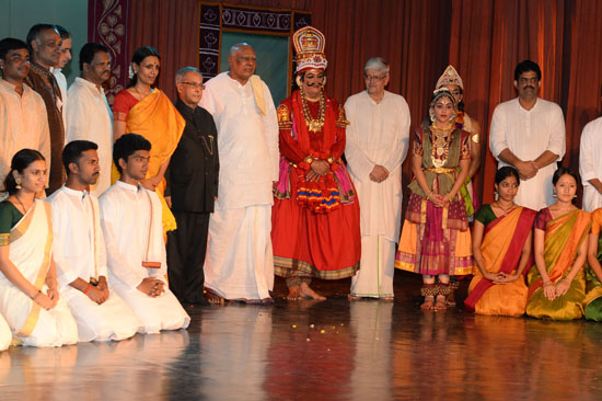 भारत के राष्ट्रपति, श्री प्रणब मुखर्जी 7 अगस्त 2013 को, तमिलनाडु में कलाक्षेत्र फाउंडेशन, चेन्नै में प्रथम रुकमिणी देवी स्मृति व्याख्यान देते हुए। चित्र में तमिलनाडु के राज्यपाल, डॉ के.रोसैय्या तथा कलाक्षेत्र फाउंडेशन के अध्यक्ष, श्री गोपालकृष्ण गांधी भी