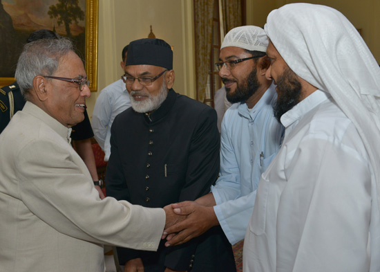 The President of India, Shri Pranab Mukherjee receiving Id-ul-Fitr greetings at Rashtrapati Bhavan in New Delhi on August 9, 2013.