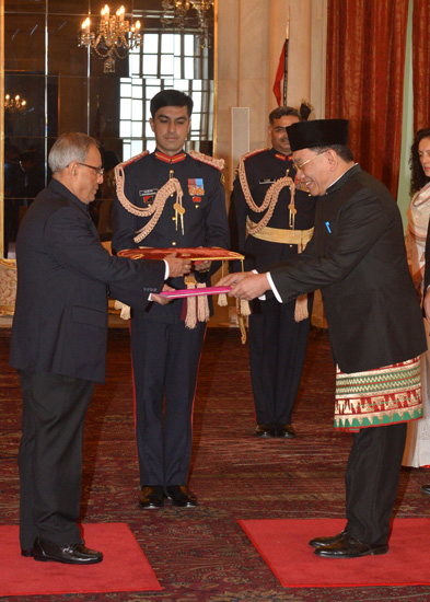 The Ambassador of the Republic of Indonesia, His Excellency Mr. Rizali Wilmar Indrakesuma presenting his credentials to the President of India, Shri Pranab Mukherjee at Rashtrapati Bhavan in New Delhi on January 22, 2013.