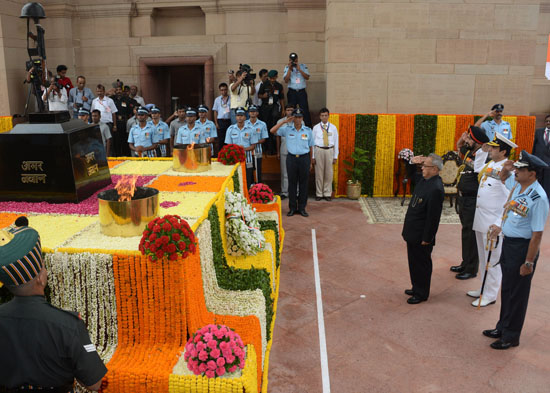 The President of India, Shri Pranab Mukherjee paying his tributes at Amar Jawan Jyoti at India Gate in New Delhi on August 15, 2013 on the occasion of India's 67th Independence Day.