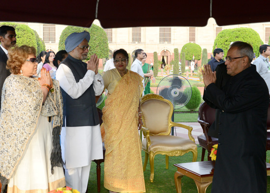 The President of India, Shri Pranab Mukherjee greeting the Prime Minister of India, Dr. Manmohan Singh at the ‘At Home' Reception hosted by him in the Central Lawn of Mughal Garden at Rashtrapati Bhavan in New Delhi on August 15, 2013 on the occasion of 6