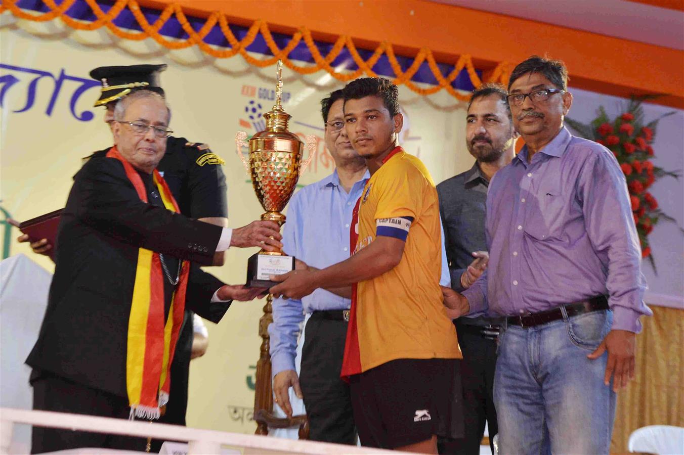 The President of India, Shri Pranab Mukherjee presenting the prize to the team at the inauguration of the 7th Edition of Kamada Kinkar Mukherjee Rural Football Tournament at Mackenzie Park Football Ground in Murshidabad district of West Bengal  on July 14