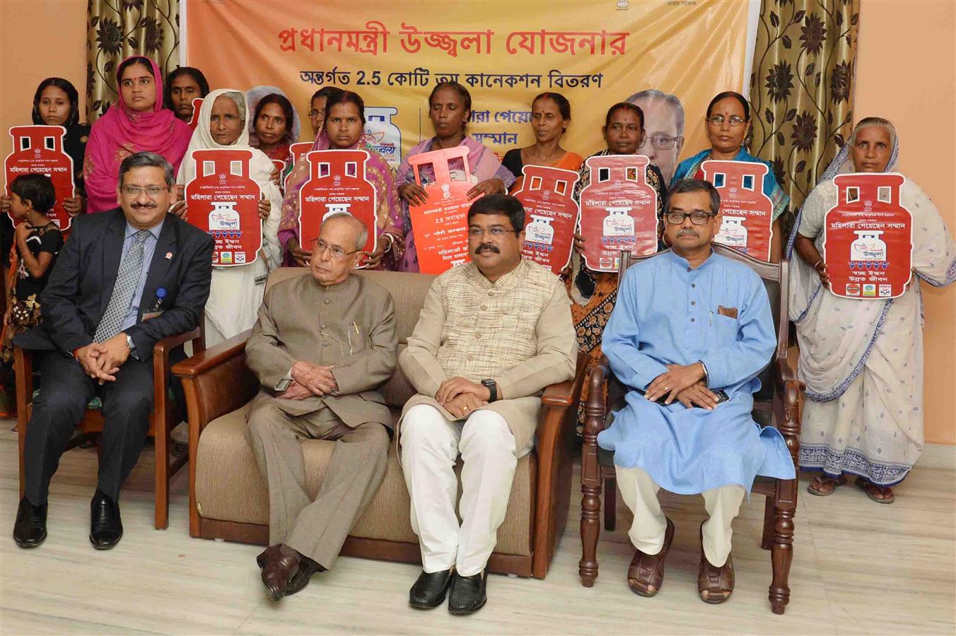 The President of India, Shri Pranab Mukherjee distributing of LPG Gas Connection under the "Pradhan Mantri Ullwala Yojana" at Jangipur in Murshidabad District of West Bengal on July 15, 2017.