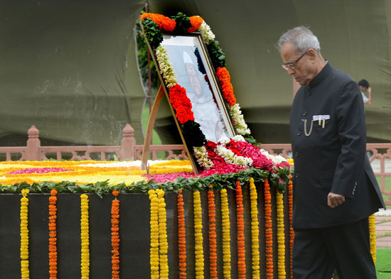 The President of India, Shri Pranab Mukherjee performing parikrama at the Samadhi of the former President of India, Late Dr. Shanker Dayal Sharma at Karma Bhoomi (Near Shanti Van) in New Delhi on August 19, 2013 on the occasion of his Birth Anniversary.