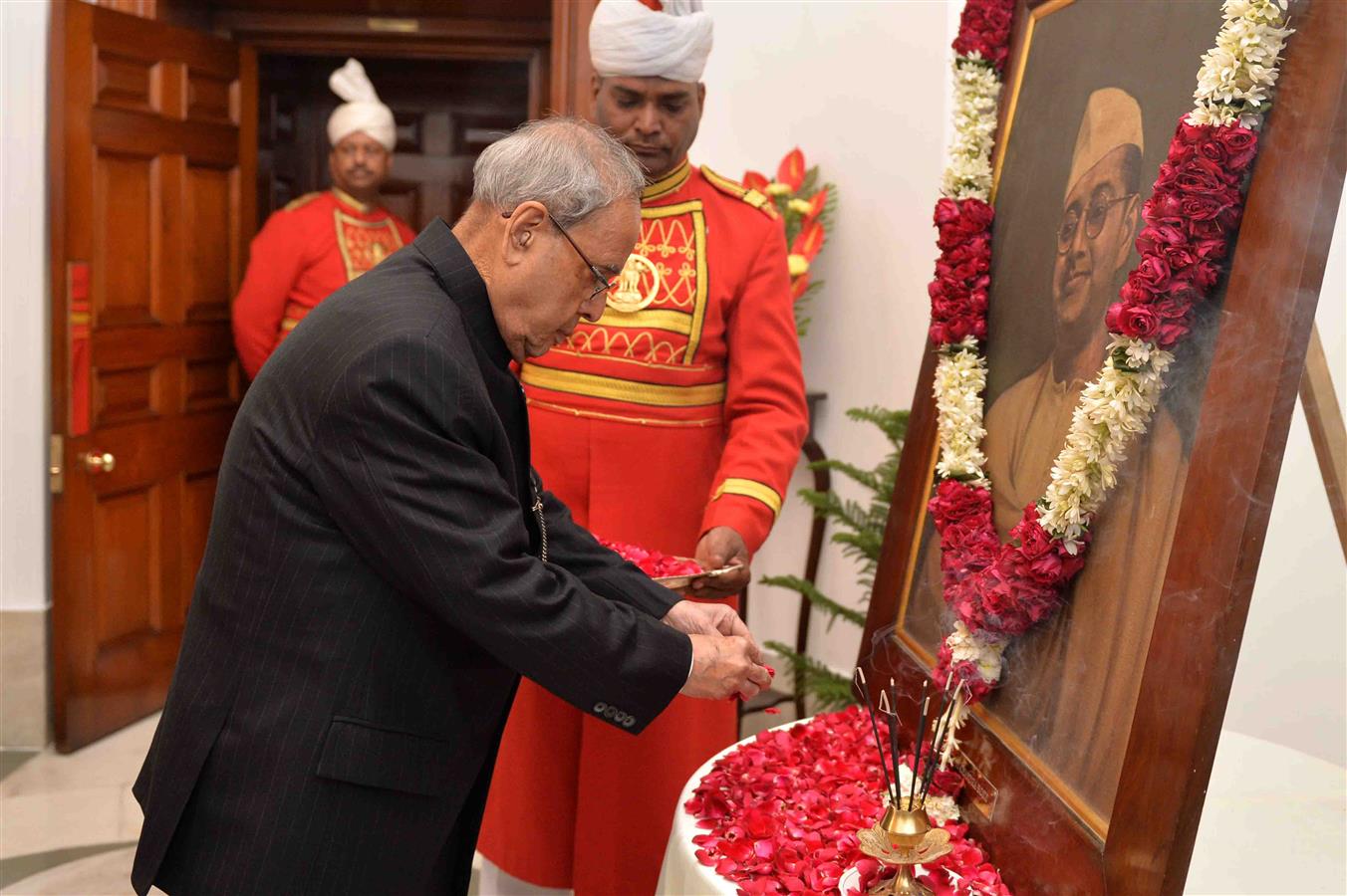 भारत के राष्ट्रपति, श्री प्रणब मुखर्जी 23 जनवरी, 2016 को राष्ट्रपति भवन में नेताजी सुभाष चंद्र बोस की जयंती के अवसर पर उनके चित्र पर पुष्पांजलि अर्पित करते हुए। 