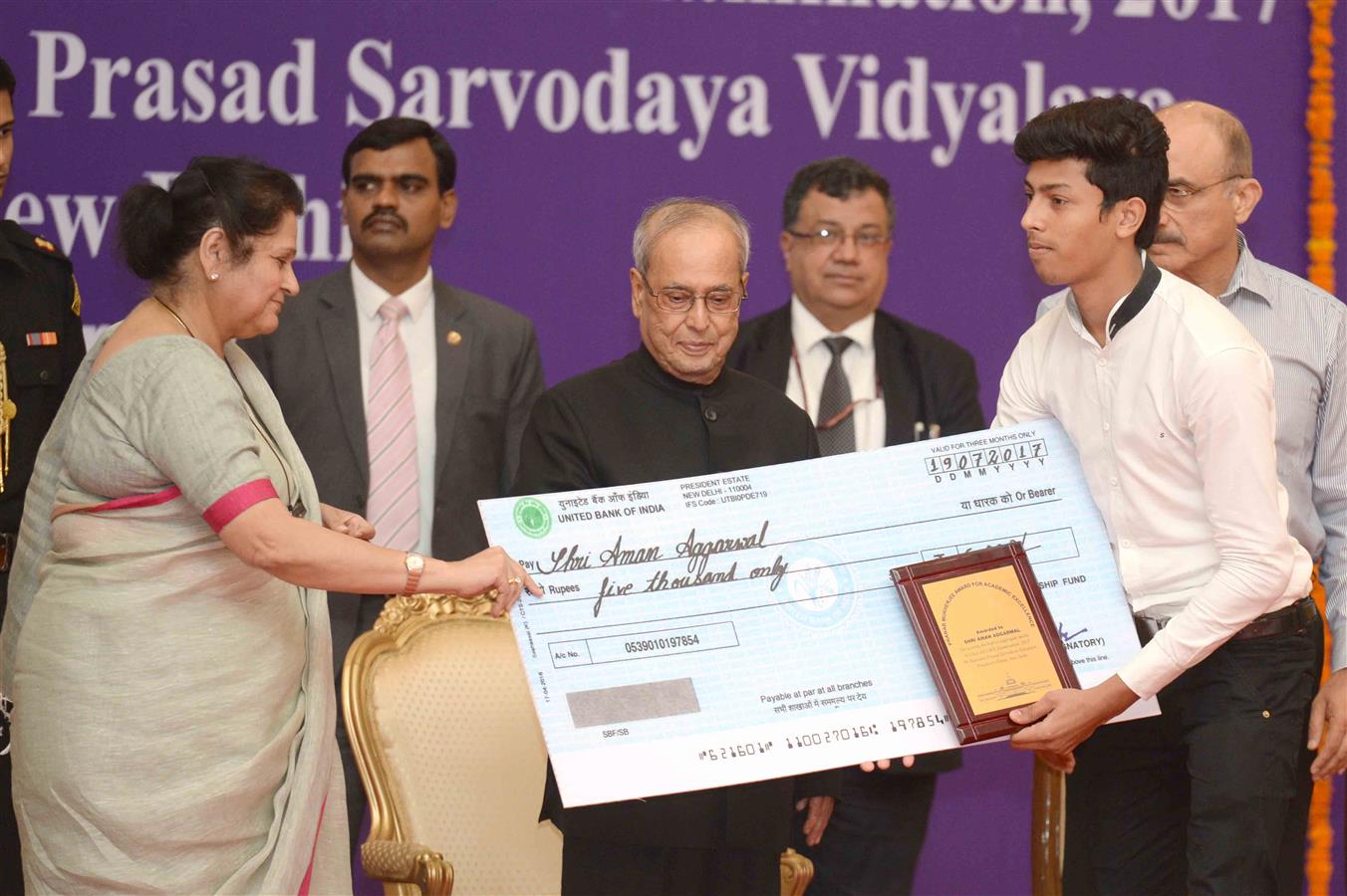 The President of India, Shri Pranab Mukherjee presenting the ‘Pranab Mukherjee Award for Academic Excellence’ to Shri Aman Aggarwal for scoring the highest aggregate in Class XII CBSE Examination, 2017 among the students of Dr. Rajendra Prasad Sarvodaya V