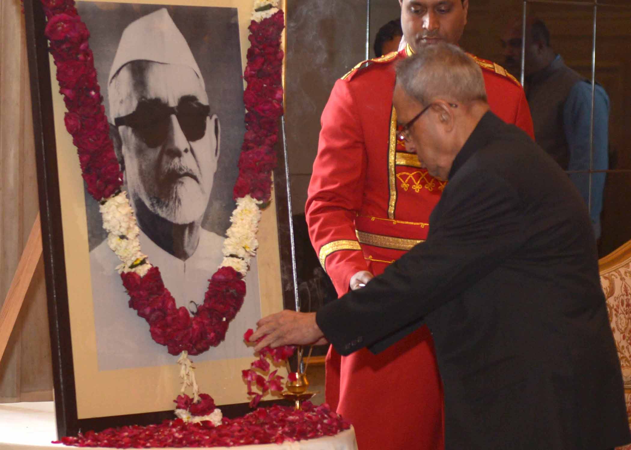 The President of India, Shri Pranab Mukherjee paying floral tribute at the portrait of the Former President of India, Dr. Zakir Hussain on the occasion of his Birth Anniversary at Rashtrapati Bhavan on February 8, 2015.