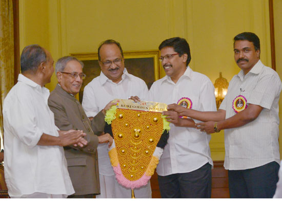 The President of India, Shri Pranab Mukherjee inaugurating the Valedictory function of the Golden Jubilee Celebration of Kerala Union of Working Journalists at Rashtrapati Bhavan in New Delhi on August 31, 2013. Also seen are the Union Minster of Defence,