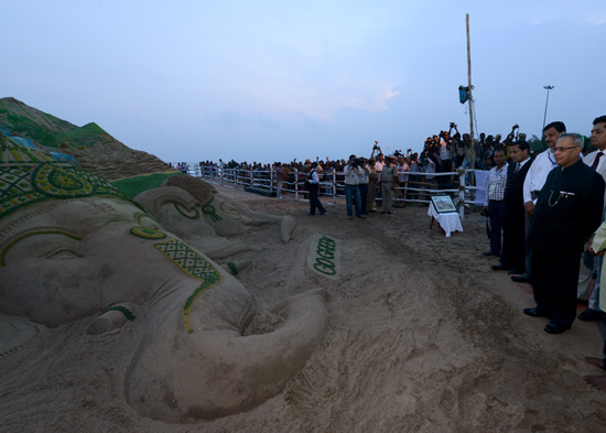 The President of India, Shri Pranab Mukherjee witnessing a ‘Sand Sculpture’ at Puri Sea Beach at Puri in Odisha on September 6,2013.